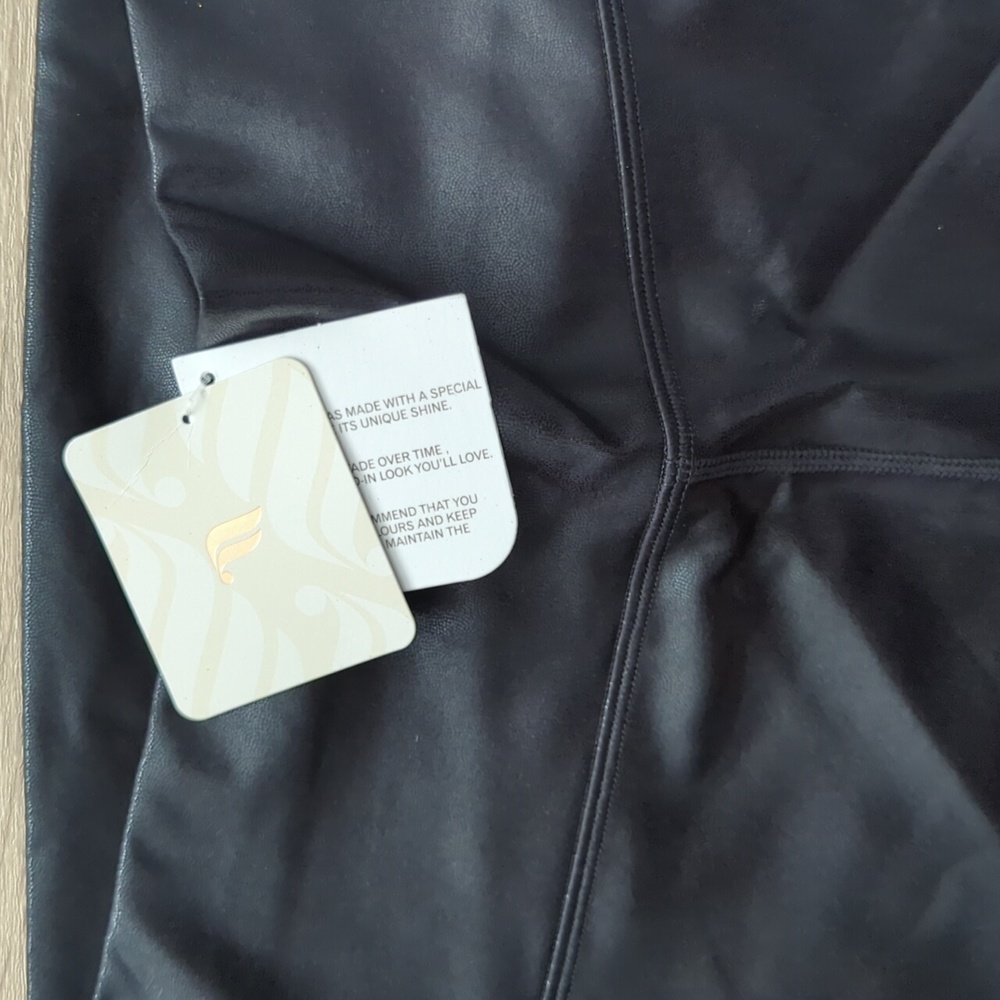 Fabletics Define PowerHold High-Waisted 7/8 Foil Legging- Short- L - Picture 12 of 16